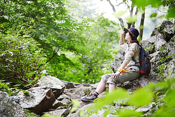 포토 JPG 주간 전신 나무 식물 여자 휴식 산 한국 한명 사람 앉기 동양인 20대 성인 야외 옆모습 등산 한국인 돌_바위 바위 숲 등산복 상쾌 등산가방 등산모자 경기도 가평 유명산 청년만 청년여자만 청년여자한명만 성인여자한명만 국내포토 자연요소 모자_잡화 1 옷 감정 아시아 뷰포인트 컨셉 가방 모션 인종 청년 트래킹 여자만 여자한명만 성인여자만 성인만 파일형식