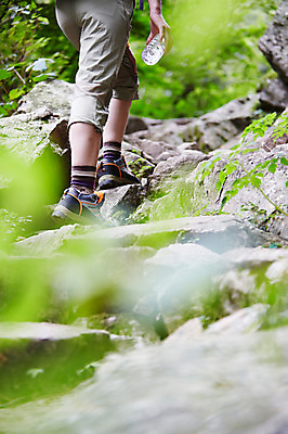 포토 JPG 주간 나무 식물 신발 산 한국 한명 들기 야외 아웃포커스 신체부위 등산 하반신 돌_바위 바위 다리 숲 물병 등산복 상쾌 등산화 경기도 가평 유명산 국내포토 자연요소 1 옷 감정 아시아 모션 촬영기법 사람 트래킹 물통 등산용품 파일형식