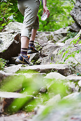 포토 JPG 주간 나무 식물 신발 산 한국 한명 들기 야외 아웃포커스 신체부위 등산 하반신 돌_바위 바위 다리 숲 물병 등산복 상쾌 등산화 경기도 가평 유명산 국내포토 자연요소 1 옷 감정 아시아 모션 촬영기법 사람 트래킹 물통 등산용품 파일형식