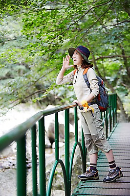 포토 JPG 주간 전신 나무 식물 여자 산 한국 한명 서기 웃음 사람 동양인 손짓 20대 성인 야외 아웃포커스 울타리 손들기 계곡 외침 등산 한국인 돌_바위 바위 다리 등산복 상쾌 등산화 등산가방 등산모자 경기도 가평 유명산 청년만 청년여자만 청년여자한명만 성인여자한명만 국내포토 자연요소 모자_잡화 1 옷 감정 아시아 신발 가방 모션 촬영기법 표정 인종 청년 신체부위 담장 소리 트래킹 등산용품 여자만 여자한명만 성인여자만 성인만 파일형식