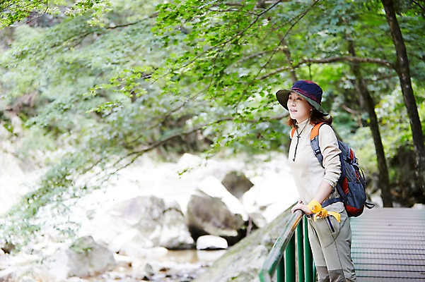 포토 JPG 주간 나무 식물 응시 여자 휴식 산 한국 한명 서기 사람 동양인 상반신 20대 성인 야외 아웃포커스 울타리 계곡 등산 한국인 돌_바위 바위 다리 등산복 상쾌 등산모자 경기도 가평 유명산 청년만 청년여자만 청년여자한명만 성인여자한명만 국내포토 자연요소 모자_잡화 1 시선 옷 감정 아시아 컨셉 모션 촬영기법 인종 청년 신체부위 담장 트래킹 여자만 여자한명만 성인여자만 성인만 파일형식