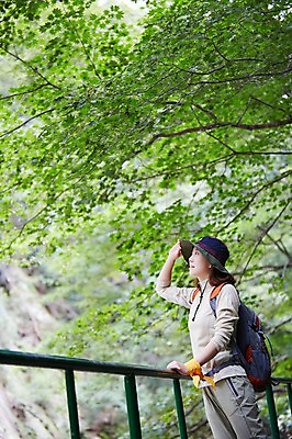 포토 JPG 주간 나무 식물 응시 여자 휴식 산 한국 한명 서기 사람 동양인 상반신 20대 성인 야외 아웃포커스 울타리 등산 한국인 돌_바위 바위 숲 등산복 상쾌 등산가방 등산모자 경기도 가평 유명산 청년만 청년여자만 청년여자한명만 성인여자한명만 국내포토 자연요소 모자_잡화 1 시선 옷 감정 아시아 컨셉 가방 모션 촬영기법 인종 청년 담장 트래킹 여자만 여자한명만 성인여자만 성인만 파일형식