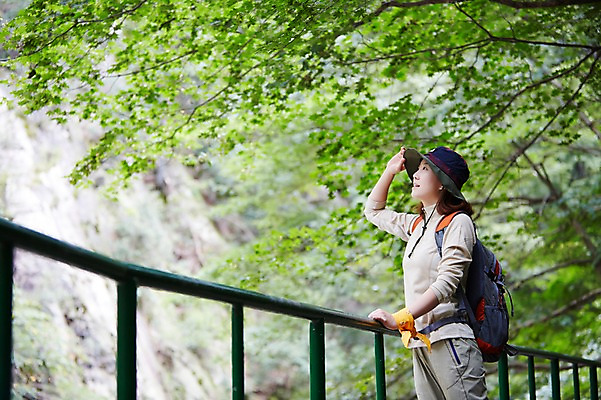 포토 JPG 주간 나무 식물 응시 여자 휴식 산 한국 한명 서기 사람 동양인 상반신 20대 성인 야외 아웃포커스 울타리 등산 한국인 돌_바위 바위 숲 등산복 상쾌 등산가방 등산모자 경기도 가평 유명산 청년만 청년여자만 청년여자한명만 성인여자한명만 국내포토 자연요소 모자_잡화 1 시선 옷 감정 아시아 컨셉 가방 모션 촬영기법 인종 청년 담장 트래킹 여자만 여자한명만 성인여자만 성인만 파일형식
