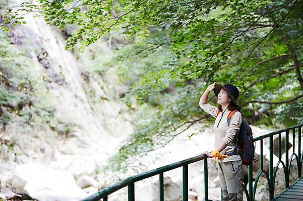 포토 JPG 주간 나무 식물 응시 여자 휴식 산 한국 한명 서기 사람 동양인 상반신 20대 성인 야외 아웃포커스 울타리 등산 한국인 돌_바위 바위 숲 등산복 상쾌 등산가방 등산모자 경기도 가평 유명산 청년만 청년여자만 청년여자한명만 성인여자한명만 국내포토 자연요소 모자_잡화 1 시선 옷 감정 아시아 컨셉 가방 모션 촬영기법 인종 청년 담장 트래킹 여자만 여자한명만 성인여자만 성인만 파일형식