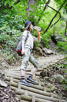 포토 JPG 주간 전신 나무 식물 여자 휴식 산 한국 한명 서기 들기 사람 동양인 20대 성인 야외 아웃포커스 계단 등산 한국인 마시기 숲 물병 등산복 상쾌 등산가방 등산모자 경기도 가평 유명산 청년만 청년여자만 청년여자한명만 성인여자한명만 국내포토 자연요소 모자_잡화 1 옷 감정 아시아 컨셉 가방 모션 촬영기법 인종 청년 트래킹 물통 여자만 여자한명만 성인여자만 성인만 파일형식