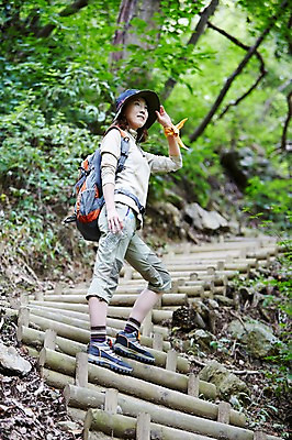 포토 JPG 주간 전신 나무 식물 응시 여자 휴식 산 한국 한명 서기 사람 동양인 20대 성인 야외 계단 등산 한국인 숲 등산복 상쾌 등산가방 등산모자 경기도 가평 유명산 청년만 청년여자만 청년여자한명만 성인여자한명만 국내포토 자연요소 모자_잡화 1 시선 옷 감정 아시아 컨셉 가방 모션 인종 청년 트래킹 여자만 여자한명만 성인여자만 성인만 파일형식