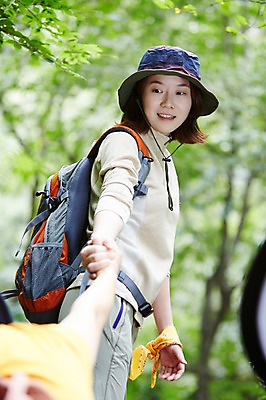 포토 JPG 주간 나무 식물 손 여자 산 한국 서기 사람 동양인 상반신 20대 성인 야외 두명 아웃포커스 신체부위 등산 한국인 잡기 도움 숲 등산복 상쾌 등산가방 등산모자 경기도 가평 유명산 청년만 성인만 국내포토 자연요소 모자_잡화 옷 감정 아시아 컨셉 가방 모션 촬영기법 인종 청년 트래킹 파일형식