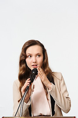 포토 JPG 서양인 외국인 백인 해외기획촬영 응시 여자 2013년태국 비즈니스 실내 한명 서기 사람 정장 손짓 상반신 20대 성인 앞모습 비즈니스우먼 발표 목표 강의 마이크 화이트보드 열정 단상 청년만 청년여자만 청년여자한명만 성인여자한명만 국내포토 1 시선 옷 감정 뷰포인트 음향기기 컨셉 모션 인종 청년 내부 직장인 여자만 여자한명만 성인여자만 성인만 파일형식