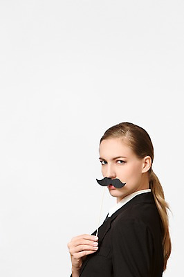 포토 JPG 서양인 외국인 백인 해외기획촬영 여자 2013년태국 비즈니스 수염 실내 한명 들기 사람 정장 상반신 20대 성인 옆모습 비즈니스우먼 목표 콧수염 열정 남장 청년만 청년여자만 청년여자한명만 성인여자한명만 국내포토 1 옷 감정 뷰포인트 컨셉 모션 인종 청년 내부 직장인 여자만 여자한명만 성인여자만 성인만 파일형식