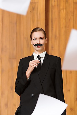 포토 JPG 서양인 외국인 백인 해외기획촬영 여자 종이 2013년태국 비즈니스 날리기 수염 실내 한명 들기 사람 정장 상반신 20대 성인 앞모습 아웃포커스 비즈니스우먼 목표 콧수염 문서 열정 남장 청년만 청년여자만 청년여자한명만 성인여자한명만 국내포토 1 옷 감정 뷰포인트 컨셉 모션 촬영기법 인종 청년 내부 직장인 여자만 여자한명만 성인여자만 성인만 파일형식