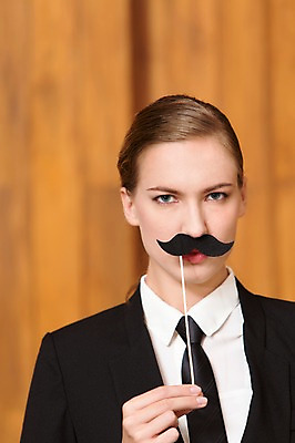 포토 JPG 서양인 외국인 백인 해외기획촬영 여자 2013년태국 비즈니스 수염 실내 한명 들기 사람 정장 상반신 20대 성인 앞모습 아웃포커스 비즈니스우먼 목표 콧수염 열정 남장 청년만 청년여자만 청년여자한명만 성인여자한명만 국내포토 1 옷 감정 뷰포인트 컨셉 모션 촬영기법 인종 청년 내부 직장인 여자만 여자한명만 성인여자만 성인만 파일형식