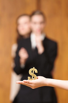 포토 JPG 서양인 외국인 백인 해외기획촬영 손 여자 2013년태국 비즈니스 실내 들기 사람 정장 상반신 20대 성인 앞모습 아웃포커스 신체부위 세명 금융 경제 달러 비즈니스우먼 화폐기호 목표 열정 남장 청년만 성인만 국내포토 기호 옷 감정 뷰포인트 컨셉 돈 모션 촬영기법 인종 청년 내부 직장인 화폐 파일형식