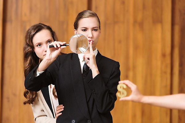 포토 JPG 서양인 외국인 백인 해외기획촬영 손 응시 여자 2013년태국 비즈니스 돋보기 실내 들기 사람 정장 손짓 상반신 20대 성인 앞모습 아웃포커스 신체부위 세명 금융 경제 달러 관찰 비즈니스우먼 화폐기호 목표 열정 쉿 조용 남장 청년만 성인만 국내포토 기호 시선 옷 감정 뷰포인트 컨셉 돈 모션 촬영기법 인종 청년 내부 직장인 화폐 파일형식