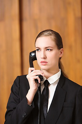 포토 JPG 서양인 외국인 백인 해외기획촬영 응시 여자 2013년태국 비즈니스 실내 한명 들기 사람 정장 상반신 20대 성인 앞모습 아웃포커스 비즈니스우먼 목표 전화기 수화기 열정 남장 통화 청년만 청년여자만 청년여자한명만 성인여자한명만 국내포토 1 시선 옷 감정 뷰포인트 컨셉 모션 촬영기법 인종 청년 내부 직장인 여자만 여자한명만 성인여자만 성인만 파일형식