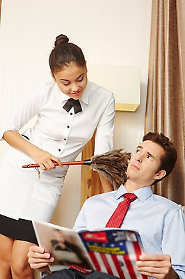 포토 JPG 서양인 외국인 백인 해외기획촬영 여자 남자 2013년태국 유니폼 호텔 실내 서기 들기 사람 앉기 정장 성인 두명 30대 앞치마 방 침대 도움 비즈니스맨 잡지 먼지떨이 청소 종업원 고객 객실 룸서비스 메이드 장년만 성인만 국내포토 직업 옷 가구 컨셉 비즈니스 모션 숙소 인종 내부 간행물 장년 직장인 청소도구 서비스 파일형식