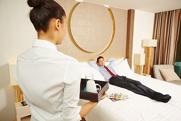 포토 JPG 전신 서양인 외국인 백인 해외기획촬영 여자 남자 2013년태국 유니폼 호텔 잔 쟁반 실내 서기 들기 사람 정장 상반신 성인 두명 뒷모습 컵 30대 눕기 앞치마 방 침대 도움 비즈니스맨 신문 잡지 종업원 고객 객실 룸서비스 메이드 장년만 성인만 국내포토 직업 식기 옷 뷰포인트 가구 컨셉 비즈니스 모션 숙소 인종 내부 간행물 장년 직장인 뉴스 서비스 파일형식