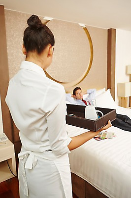 포토 JPG 서양인 외국인 백인 해외기획촬영 여자 남자 2013년태국 유니폼 호텔 잔 쟁반 실내 서기 들기 사람 정장 성인 두명 뒷모습 컵 30대 눕기 앞치마 방 침대 도움 비즈니스맨 신문 잡지 종업원 고객 객실 룸서비스 메이드 장년만 성인만 국내포토 직업 식기 옷 뷰포인트 가구 컨셉 비즈니스 모션 숙소 인종 내부 간행물 장년 직장인 뉴스 서비스 파일형식