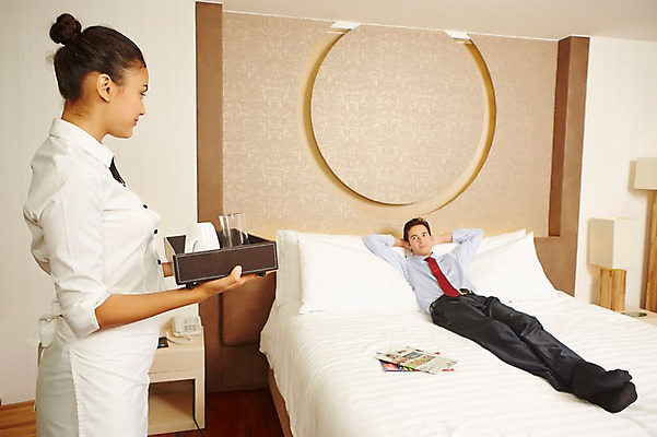 포토 JPG 서양인 외국인 백인 해외기획촬영 여자 남자 2013년태국 유니폼 호텔 잔 쟁반 실내 서기 들기 사람 정장 성인 두명 옆모습 컵 30대 눕기 앞치마 방 침대 도움 비즈니스맨 신문 잡지 종업원 고객 객실 룸서비스 메이드 장년만 성인만 국내포토 직업 식기 옷 뷰포인트 가구 컨셉 비즈니스 모션 숙소 인종 내부 간행물 장년 직장인 뉴스 서비스 파일형식