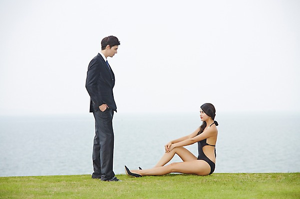 포토 JPG 주간 전신 서양인 외국인 백인 해외기획촬영 여자 남자 수영복 바다 2013년태국 서기 사람 앉기 정장 잔디 성인 야외 두명 옆모습 30대 비키니 섹시 마주보기 로맨틱 비즈니스맨 유혹 장년만 성인만 국내포토 자연요소 식물 옷 뷰포인트 컨셉 비즈니스 모션 인종 장년 직장인 파일형식