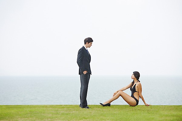 포토 JPG 주간 전신 서양인 외국인 백인 해외기획촬영 여자 남자 수영복 바다 2013년태국 서기 사람 앉기 정장 잔디 성인 야외 두명 옆모습 30대 비키니 섹시 마주보기 로맨틱 비즈니스맨 유혹 장년만 성인만 국내포토 자연요소 식물 옷 뷰포인트 컨셉 비즈니스 모션 인종 장년 직장인 파일형식