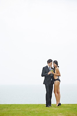 포토 JPG 주간 전신 서양인 외국인 백인 해외기획촬영 여자 남자 수영복 2013년태국 와인잔 서기 들기 사람 정장 잔디 성인 야외 두명 옆모습 30대 비키니 섹시 와인 로맨틱 비즈니스맨 유혹 장년만 성인만 국내포토 자연요소 식물 옷 뷰포인트 컨셉 술잔 비즈니스 모션 주류 인종 장년 직장인 파일형식