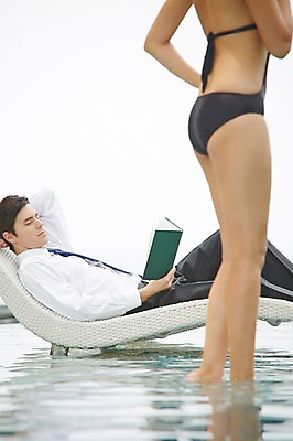 포토 JPG 주간 서양인 외국인 백인 해외기획촬영 응시 여자 남자 수영복 2013년태국 휴식 수영장 서기 사람 정장 성인 야외 두명 옆모습 아웃포커스 책 30대 비키니 눕기 독서 섹시 풀장 로맨틱 다리 비즈니스맨 유혹 선베드 비치베드 장년만 성인만 국내포토 자연요소 시선 옷 뷰포인트 컨셉 의자 비즈니스 모션 촬영기법 인종 신체부위 장년 직장인 파일형식