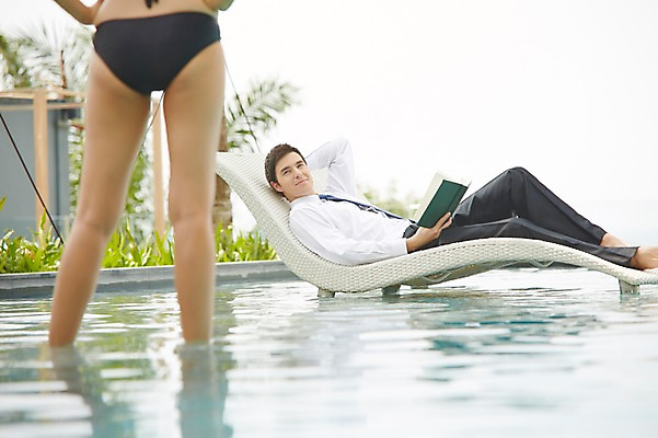 포토 JPG 주간 전신 서양인 외국인 백인 해외기획촬영 여자 남자 수영복 2013년태국 포즈 휴식 수영장 서기 웃음 사람 정장 성인 야외 두명 옆모습 뒷모습 아웃포커스 책 30대 비키니 눕기 독서 섹시 마주보기 풀장 로맨틱 다리 비즈니스맨 유혹 선베드 비치베드 장년만 성인만 국내포토 자연요소 옷 뷰포인트 컨셉 의자 비즈니스 모션 촬영기법 표정 인종 신체부위 장년 직장인 파일형식