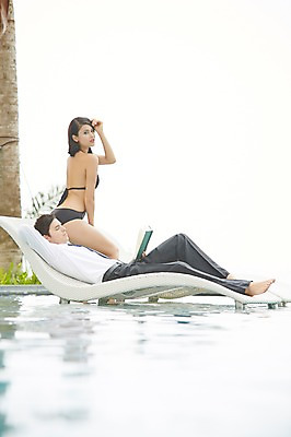 포토 JPG 주간 전신 서양인 외국인 나무 식물 백인 해외기획촬영 응시 여자 남자 수영복 2013년태국 휴식 수영장 서기 사람 정장 성인 야외 두명 옆모습 책 30대 비키니 눕기 독서 섹시 풀장 로맨틱 비즈니스맨 유혹 선베드 비치베드 장년만 성인만 국내포토 자연요소 시선 옷 뷰포인트 컨셉 의자 비즈니스 모션 인종 장년 직장인 파일형식