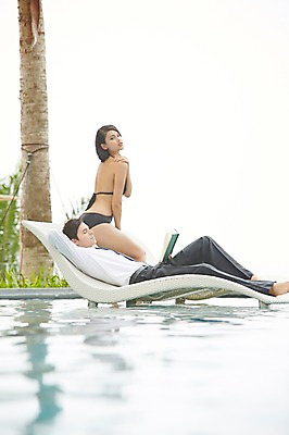 포토 JPG 주간 전신 서양인 외국인 나무 식물 백인 해외기획촬영 응시 여자 남자 수영복 2013년태국 휴식 수영장 서기 사람 정장 성인 야외 두명 옆모습 책 30대 비키니 눕기 독서 섹시 풀장 로맨틱 비즈니스맨 유혹 선베드 비치베드 장년만 성인만 국내포토 자연요소 시선 옷 뷰포인트 컨셉 의자 비즈니스 모션 인종 장년 직장인 파일형식