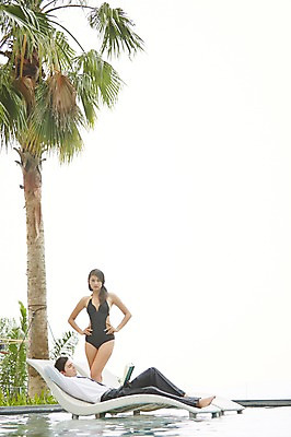 포토 JPG 주간 전신 서양인 외국인 나무 식물 백인 해외기획촬영 응시 여자 남자 수영복 2013년태국 허리손 휴식 수영장 서기 사람 정장 성인 야외 두명 옆모습 책 30대 비키니 야자수 눕기 독서 섹시 풀장 로맨틱 비즈니스맨 유혹 선베드 비치베드 장년만 성인만 국내포토 자연요소 시선 옷 뷰포인트 포즈 컨셉 의자 비즈니스 모션 인종 장년 직장인 파일형식