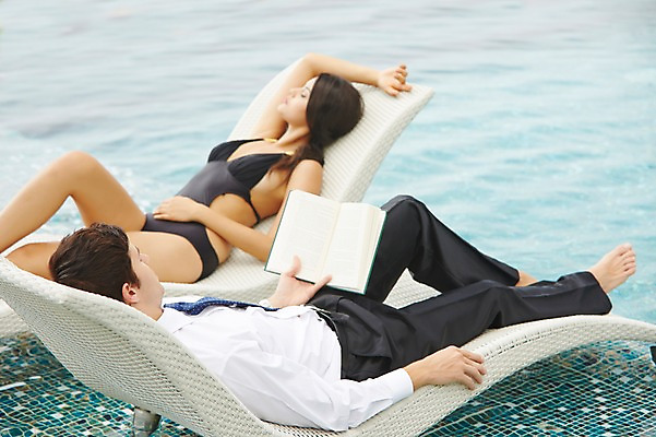 포토 JPG 주간 전신 서양인 외국인 백인 해외기획촬영 응시 여자 남자 수영복 2013년태국 휴식 수영장 사람 정장 성인 야외 두명 옆모습 아웃포커스 책 30대 비키니 눕기 독서 섹시 풀장 로맨틱 비즈니스맨 유혹 선베드 비치베드 장년만 성인만 국내포토 자연요소 시선 옷 뷰포인트 컨셉 의자 비즈니스 모션 촬영기법 인종 장년 직장인 파일형식