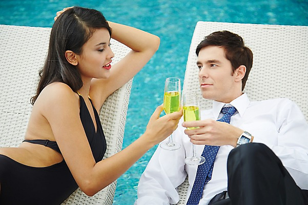 포토 JPG 주간 서양인 외국인 백인 해외기획촬영 여자 남자 수영복 2013년태국 와인잔 휴식 수영장 웃음 들기 사람 정장 상반신 성인 야외 두명 옆모습 30대 비키니 눕기 섹시 마주보기 풀장 와인 로맨틱 비즈니스맨 유혹 음주 건배 선베드 비치베드 장년만 성인만 낮술 국내포토 자연요소 옷 뷰포인트 컨셉 술잔 의자 비즈니스 모션 주류 표정 인종 장년 직장인 파일형식