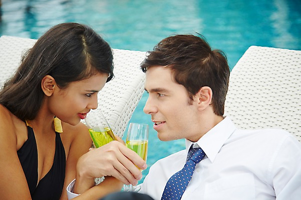 포토 JPG 주간 서양인 외국인 백인 해외기획촬영 여자 남자 수영복 2013년태국 와인잔 휴식 수영장 들기 사람 정장 상반신 성인 야외 두명 옆모습 30대 비키니 눕기 섹시 마주보기 풀장 와인 로맨틱 비즈니스맨 유혹 음주 선베드 비치베드 러브샷 장년만 성인만 낮술 국내포토 자연요소 옷 뷰포인트 컨셉 술잔 의자 비즈니스 모션 주류 인종 장년 직장인 파일형식