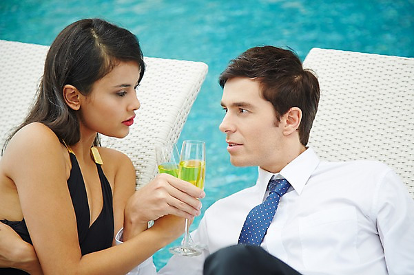 포토 JPG 주간 서양인 외국인 백인 해외기획촬영 여자 남자 수영복 2013년태국 와인잔 휴식 수영장 들기 사람 정장 상반신 성인 야외 두명 옆모습 30대 비키니 눕기 섹시 마주보기 풀장 와인 로맨틱 비즈니스맨 유혹 음주 선베드 비치베드 러브샷 장년만 성인만 낮술 국내포토 자연요소 옷 뷰포인트 컨셉 술잔 의자 비즈니스 모션 주류 인종 장년 직장인 파일형식