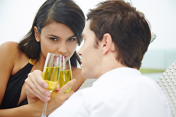 포토 JPG 주간 서양인 외국인 백인 해외기획촬영 여자 남자 수영복 2013년태국 와인잔 휴식 들기 사람 정장 상반신 성인 야외 두명 옆모습 아웃포커스 30대 비키니 눕기 섹시 와인 로맨틱 마시기 비즈니스맨 유혹 음주 러브샷 장년만 성인만 낮술 국내포토 자연요소 옷 뷰포인트 컨셉 술잔 비즈니스 모션 주류 촬영기법 인종 장년 직장인 파일형식