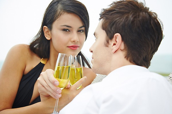 포토 JPG 주간 서양인 외국인 백인 해외기획촬영 여자 남자 수영복 2013년태국 와인잔 휴식 들기 사람 정장 상반신 성인 야외 두명 옆모습 아웃포커스 30대 비키니 눕기 섹시 와인 로맨틱 비즈니스맨 유혹 음주 장년만 성인만 낮술 국내포토 자연요소 옷 뷰포인트 컨셉 술잔 비즈니스 모션 주류 촬영기법 인종 장년 직장인 파일형식