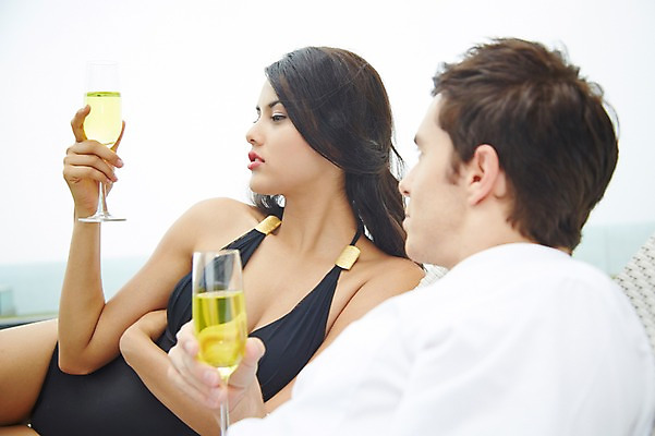 포토 JPG 주간 서양인 외국인 백인 해외기획촬영 여자 남자 수영복 2013년태국 와인잔 휴식 들기 사람 정장 상반신 성인 야외 두명 옆모습 아웃포커스 30대 비키니 눕기 섹시 와인 로맨틱 비즈니스맨 유혹 음주 장년만 성인만 낮술 국내포토 자연요소 옷 뷰포인트 컨셉 술잔 비즈니스 모션 주류 촬영기법 인종 장년 직장인 파일형식