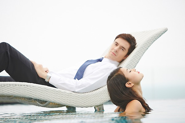 포토 JPG 주간 서양인 외국인 백인 해외기획촬영 여자 남자 수영복 2013년태국 휴식 수영장 사람 정장 상반신 성인 야외 두명 옆모습 아웃포커스 30대 비키니 눕기 섹시 풀장 눈감음 로맨틱 비즈니스맨 유혹 선베드 비치베드 장년만 성인만 국내포토 자연요소 옷 뷰포인트 컨셉 의자 비즈니스 모션 촬영기법 인종 장년 직장인 파일형식