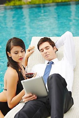 포토 JPG 주간 서양인 외국인 백인 해외기획촬영 응시 여자 남자 수영복 2013년태국 와인잔 휴식 수영장 들기 사람 정장 성인 야외 두명 30대 비키니 태블릿 눕기 섹시 풀장 와인 로맨틱 웹서핑 비즈니스맨 유혹 선베드 비치베드 장년만 성인만 국내포토 자연요소 시선 옷 컨셉 술잔 의자 비즈니스 모션 주류 인종 장년 전자제품 스마트기기 직장인 파일형식