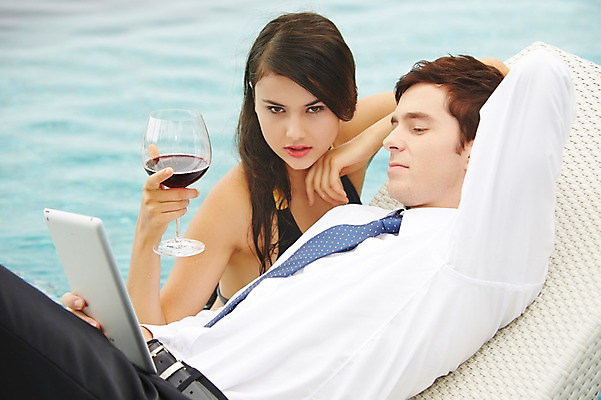 포토 JPG 주간 서양인 외국인 백인 해외기획촬영 응시 여자 남자 수영복 2013년태국 와인잔 휴식 수영장 들기 사람 정장 상반신 성인 야외 두명 옆모습 30대 비키니 태블릿 눕기 섹시 풀장 와인 로맨틱 웹서핑 비즈니스맨 유혹 선베드 비치베드 장년만 성인만 국내포토 자연요소 시선 옷 뷰포인트 컨셉 술잔 의자 비즈니스 모션 주류 인종 장년 전자제품 스마트기기 직장인 파일형식