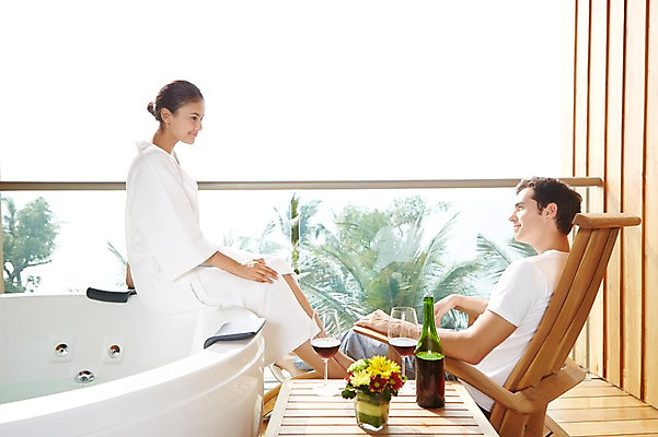 포토 JPG 서양인 외국인 식물 백인 해외기획촬영 커플 여자 남자 꽃 행복 여유 음료 2013년태국 커플라이프 와인잔 의자 탁자 호텔 휴식 잔 욕조 실내 웃음 사람 앉기 성인 두명 옆모습 컵 30대 마주보기 가운 목욕가운 병 와인병 장년만 성인만 국내포토 라이프스타일 식기 옷 감정 뷰포인트 가구 컨셉 술잔 관계 모션 숙소 병_용기 표정 인종 내부 장년 와인 파일형식