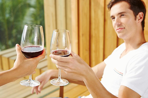 포토 JPG 서양인 외국인 백인 해외기획촬영 손 남자 행복 여유 음료 2013년태국 와인잔 호텔 휴식 잔 실내 들기 사람 앉기 성인 두명 옆모습 아웃포커스 신체부위 컵 30대 와인 건배 장년만 성인만 국내포토 식기 감정 뷰포인트 컨셉 술잔 모션 숙소 주류 촬영기법 인종 내부 장년 파일형식