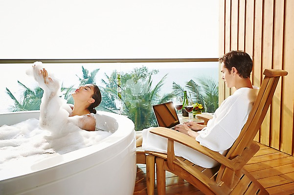 포토 JPG 서양인 외국인 식물 백인 해외기획촬영 커플 여자 남자 꽃 행복 여유 2013년태국 커플라이프 와인잔 의자 호텔 휴식 욕조 실내 사람 앉기 상반신 성인 두명 30대 노트북 뷰티 와인 스파 목욕 거품 욕실 가운 목욕가운 병 화장실 거품목욕 장년만 성인만 국내포토 라이프스타일 식기 옷 감정 가구 컨셉 술잔 관계 모션 숙소 주류 인종 내부 장년 전자제품 청결 파일형식