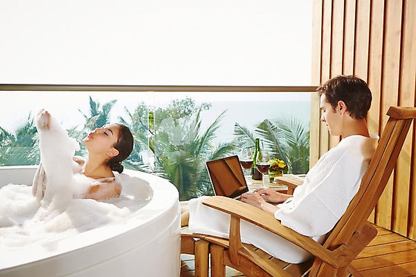 포토 JPG 서양인 외국인 식물 백인 해외기획촬영 커플 여자 남자 꽃 행복 여유 2013년태국 커플라이프 와인잔 의자 호텔 휴식 욕조 실내 사람 앉기 상반신 성인 두명 30대 노트북 뷰티 와인 스파 목욕 거품 욕실 가운 목욕가운 병 화장실 거품목욕 장년만 성인만 국내포토 라이프스타일 식기 옷 감정 가구 컨셉 술잔 관계 모션 숙소 주류 인종 내부 장년 전자제품 청결 파일형식