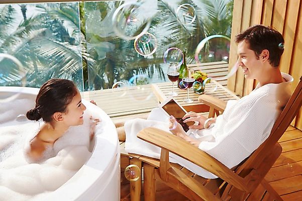 포토 JPG 서양인 외국인 식물 백인 해외기획촬영 커플 여자 남자 꽃 행복 여유 2013년태국 커플라이프 와인잔 의자 호텔 휴식 욕조 실내 웃음 사람 앉기 상반신 성인 두명 30대 태블릿 뷰티 마주보기 와인 스파 목욕 거품 욕실 가운 목욕가운 비눗방울 병 화장실 거품목욕 장년만 성인만 국내포토 라이프스타일 식기 옷 감정 가구 컨셉 술잔 관계 모션 숙소 주류 표정 인종 내부 장년 전자제품 스마트기기 청결 파일형식