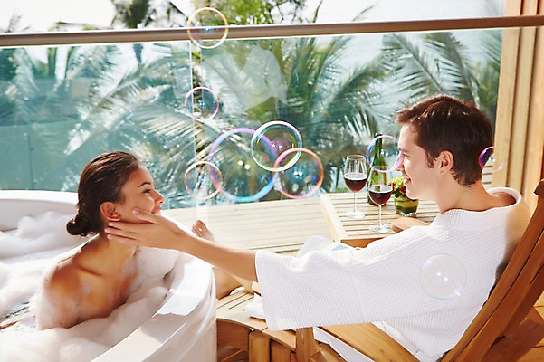 포토 JPG 서양인 외국인 식물 백인 해외기획촬영 커플 여자 남자 꽃 행복 여유 2013년태국 커플라이프 와인잔 의자 호텔 휴식 욕조 실내 웃음 사람 앉기 상반신 성인 두명 30대 뷰티 마주보기 와인 스파 목욕 거품 욕실 가운 목욕가운 비눗방울 병 화장실 거품목욕 장년만 성인만 국내포토 라이프스타일 식기 옷 감정 가구 컨셉 술잔 관계 모션 숙소 주류 표정 인종 내부 장년 청결 파일형식