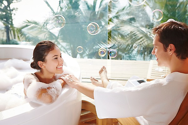포토 JPG 서양인 외국인 백인 해외기획촬영 커플 여자 남자 행복 여유 2013년태국 커플라이프 의자 호텔 휴식 욕조 실내 웃음 사람 앉기 상반신 성인 두명 30대 뷰티 마주보기 스파 목욕 거품 욕실 가운 목욕가운 비눗방울 화장실 거품목욕 장년만 성인만 국내포토 라이프스타일 옷 감정 가구 컨셉 관계 모션 숙소 표정 인종 내부 장년 청결 파일형식