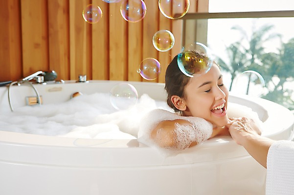 포토 JPG 서양인 외국인 백인 해외기획촬영 손 커플 여자 행복 여유 2013년태국 커플라이프 장난 놀이 호텔 휴식 욕조 실내 웃음 사람 상반신 성인 두명 신체부위 30대 뷰티 눈감음 스파 목욕 거품 욕실 비눗방울 화장실 거품목욕 장년만 성인만 국내포토 라이프스타일 감정 컨셉 관계 모션 숙소 표정 인종 내부 장년 청결 파일형식