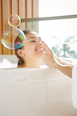 포토 JPG 서양인 외국인 백인 해외기획촬영 손 커플 여자 행복 여유 2013년태국 커플라이프 장난 놀이 호텔 휴식 욕조 실내 웃음 사람 상반신 성인 두명 신체부위 30대 뷰티 스파 목욕 거품 욕실 비눗방울 화장실 거품목욕 장년만 성인만 국내포토 라이프스타일 감정 컨셉 관계 숙소 표정 인종 내부 장년 청결 파일형식