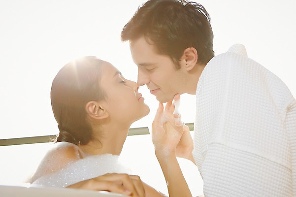 포토 JPG 서양인 외국인 백인 해외기획촬영 커플 여자 남자 행복 여유 2013년태국 커플라이프 호텔 휴식 키스 욕조 실내 사람 상반신 성인 두명 옆모습 30대 뷰티 마주보기 눈감음 스파 목욕 거품 욕실 가운 목욕가운 화장실 거품목욕 장년만 성인만 국내포토 라이프스타일 옷 감정 뷰포인트 컨셉 관계 모션 숙소 인종 내부 장년 청결 애정표현 파일형식